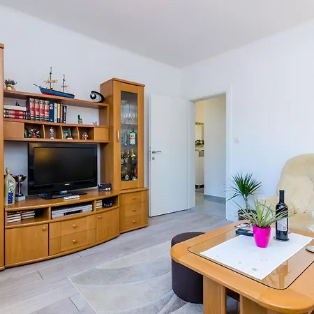 Veronika Apartamento *